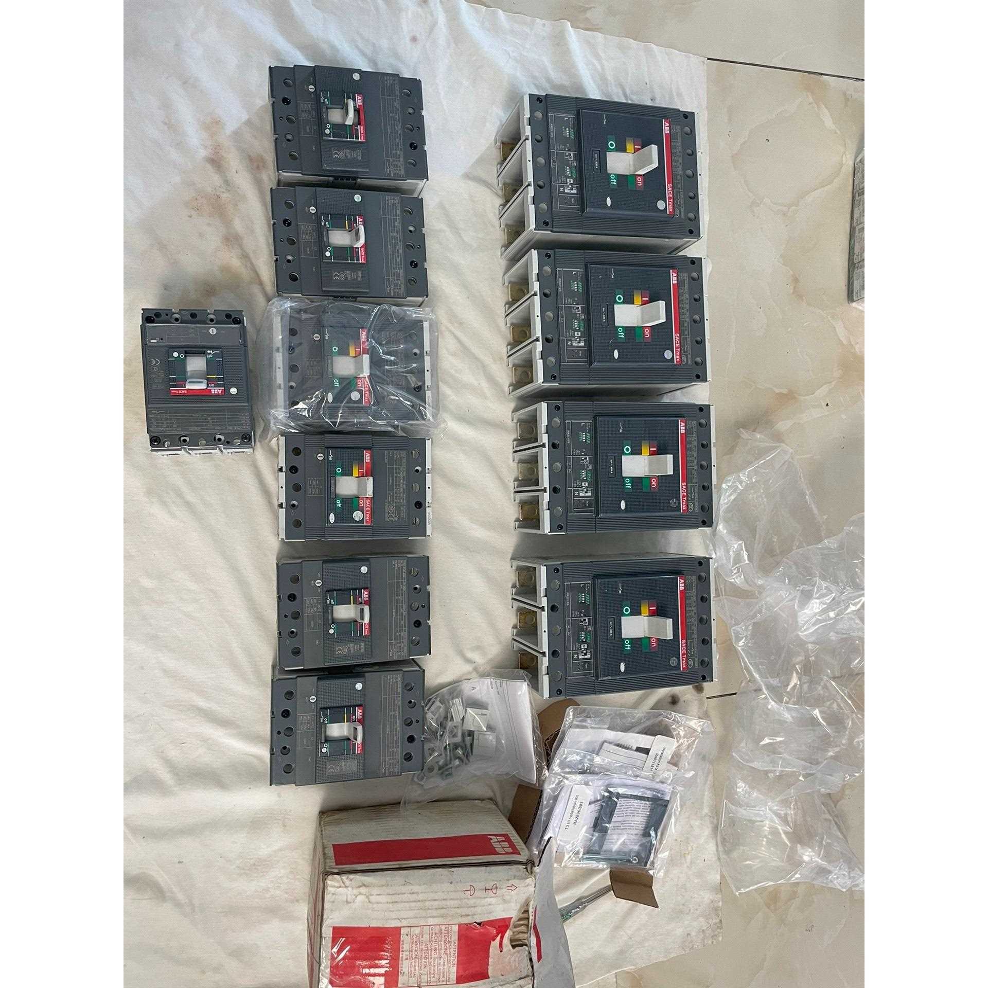 ABB 断路器：XT3S250 160A（2台）30