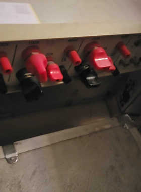 GX3三相功率电能表，成色良好。带有红色接线端子，适合实验室