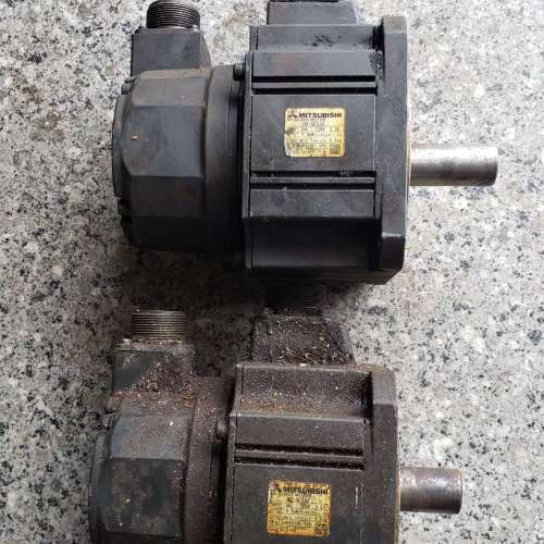 hc_sfe52伺服电机2台件。电机两台下面