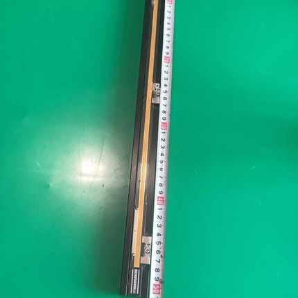拆机光尺一条，边框上面编号为MFB02805-05-01，3