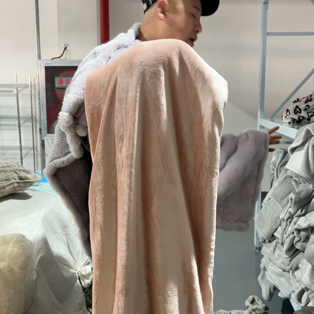 229.274粉色牛奶绒毯子 瑕疵 左5,户外/登山/野营/旅行用品,野餐垫,淘宝优惠券,粉丝福利购,淘宝优惠卷