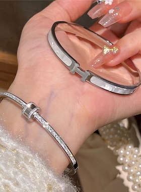 钛钢不掉色小蛮腰手镯字母白贝母简约时尚轻奢手环小众高级感手饰