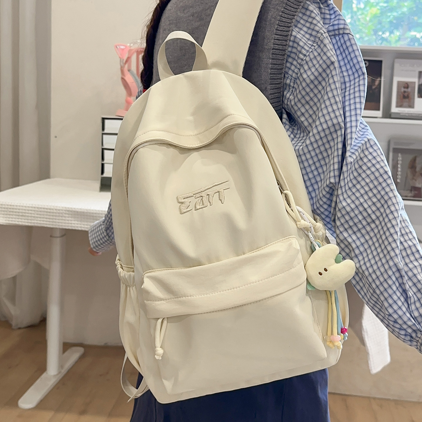 新款书包女大学生简约百搭双肩包女生轻便大容量休闲上班通勤背包