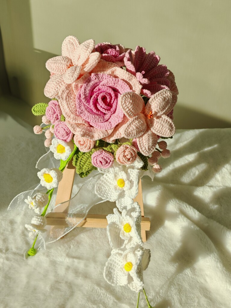 手工钩织瀑布新娘手捧花成品 毛线材质结婚领证礼物插花瓶高大上