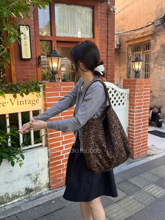 复古麂皮绒大容量单肩包女秋冬慵懒风豹纹水桶包简约通勤棕色包包