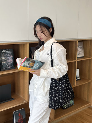 海边大容量单肩碎花帆布包2025新款慵懒风学生上课托特包斜挎女包