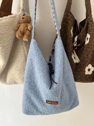 2025秋冬新款慵懒风毛绒软糯水桶包大容量通勤单肩斜挎包双面布袋