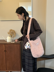 asm studio原创秋冬软绒毛大容量水桶包高级感毛毛包单肩斜挎包女