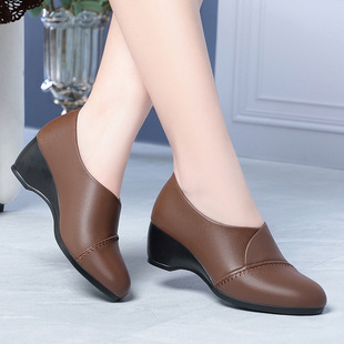 中老年舒妈妈鞋 女软底皮鞋 适新款 单鞋 春秋款 一件代发百搭坡跟女鞋