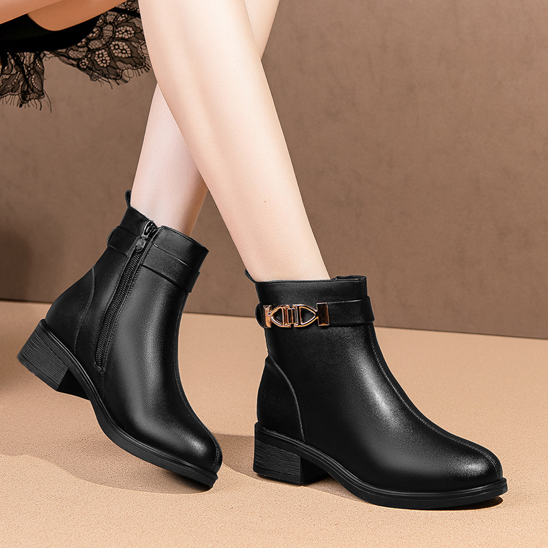 妈妈鞋冬款新款短靴女软底加绒皮鞋中老年软皮棉鞋马丁靴靴子