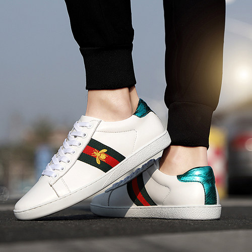 明星同款真皮刺绣小蜜蜂小白鞋女新款平底运动单鞋情侣款板鞋