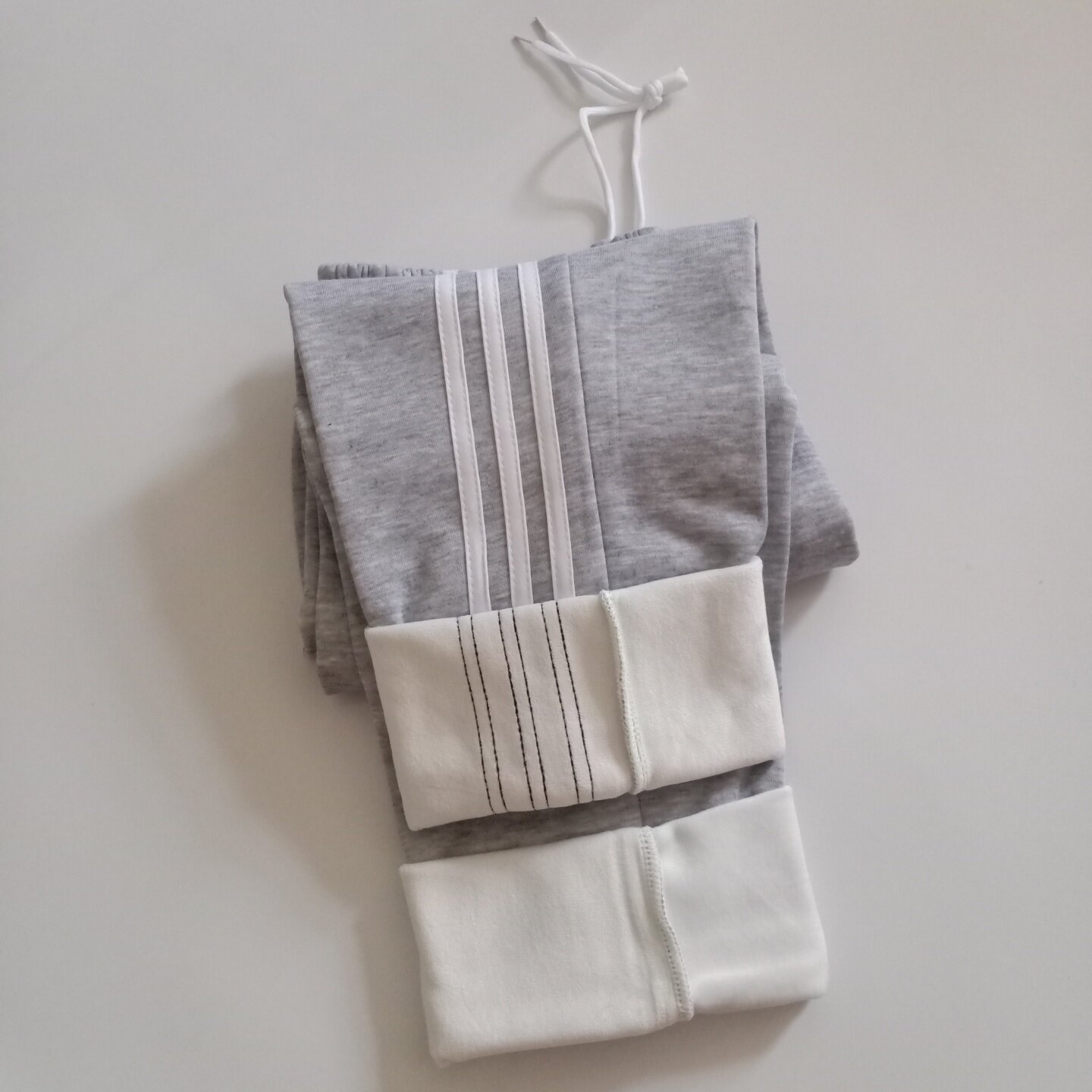 浅灰色加绒加厚校服裤子白条三边