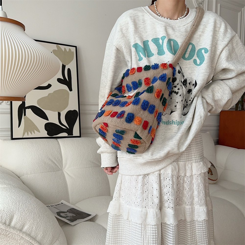 秋冬毛绒斜挎包整套系马赛克色块毛毛包水桶包复古小众日系手腕包