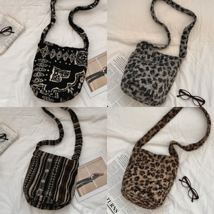 韩国东大门秋冬新款单肩包女毛绒羊羔毛洋气毛呢休闲大容量斜挎包