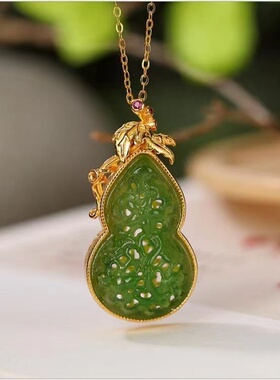 碧绿葫芦嘎乌盒吊坠银镀金镂空花
