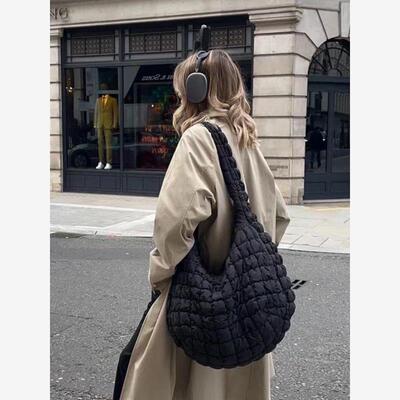 金晨同款cos黑色云朵大包大羽绒包秋冬高级感大容量挎包女棉服包