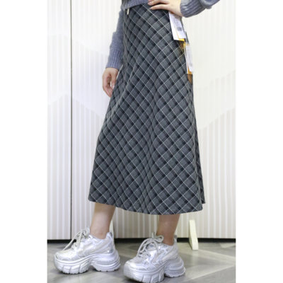可路莎244763款半身裙 冬季新品不规则斜裁格半身裙 修身气质女裙