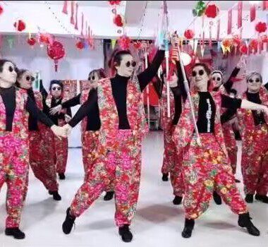 秧歌服广场舞二人转服饰东北大花布马甲灯笼裤套装小卖部蒸馍服装