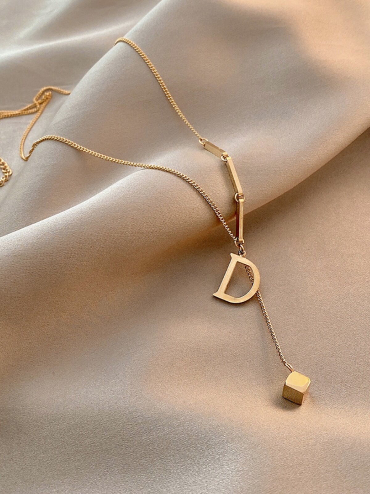 上海奥特莱斯品牌撤柜清仓捡漏折扣官网奥莱店outlets 字母d项链