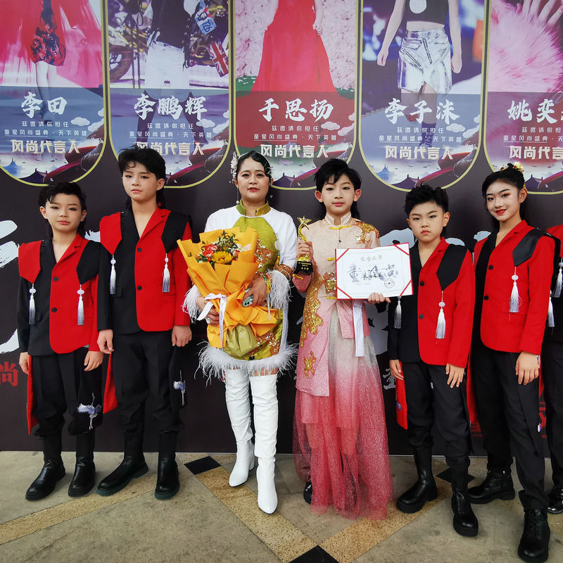 设计模特走秀大红演出服中性