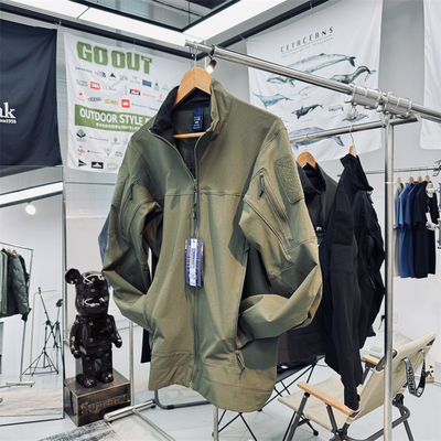 军袅款旋钮调节腋下拉链软壳衣