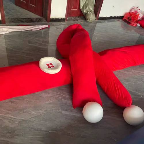 新年大树红围巾网红打卡公园景区沿街店铺大树围脖商业街节日装扮