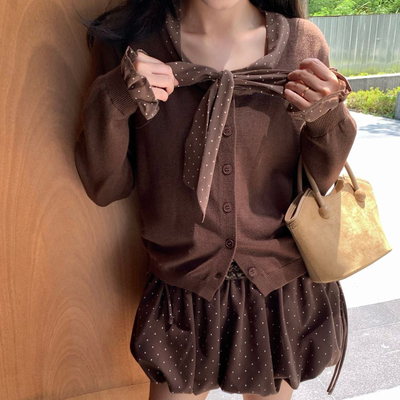 咖啡色波点蝴蝶结v领针织衫女