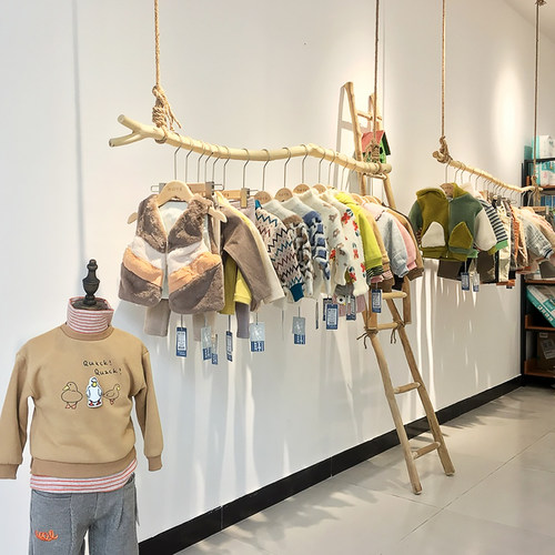原木色实木吊挂实木服装店展示