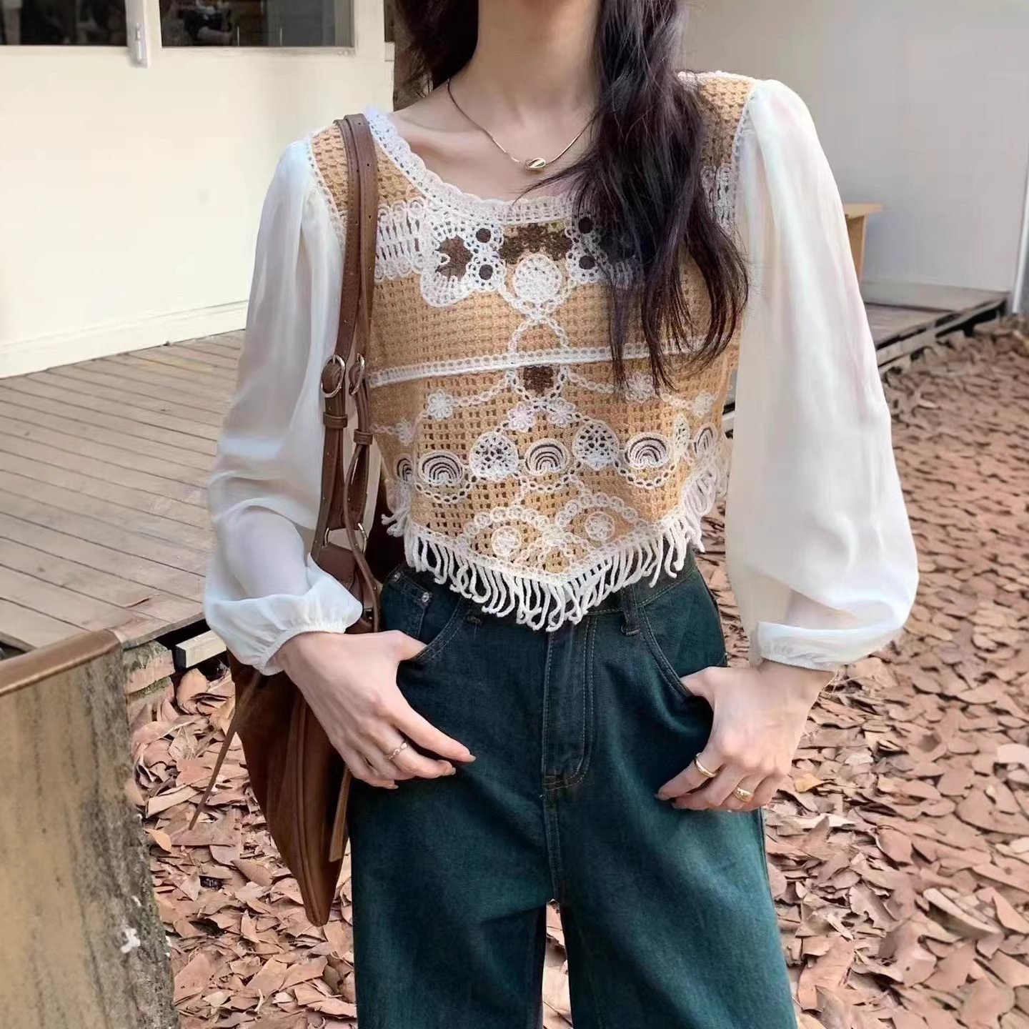 夏季法式复古钩花拼接雪纺衬衫女咖白撞色镂空流苏短款泡泡袖上衣