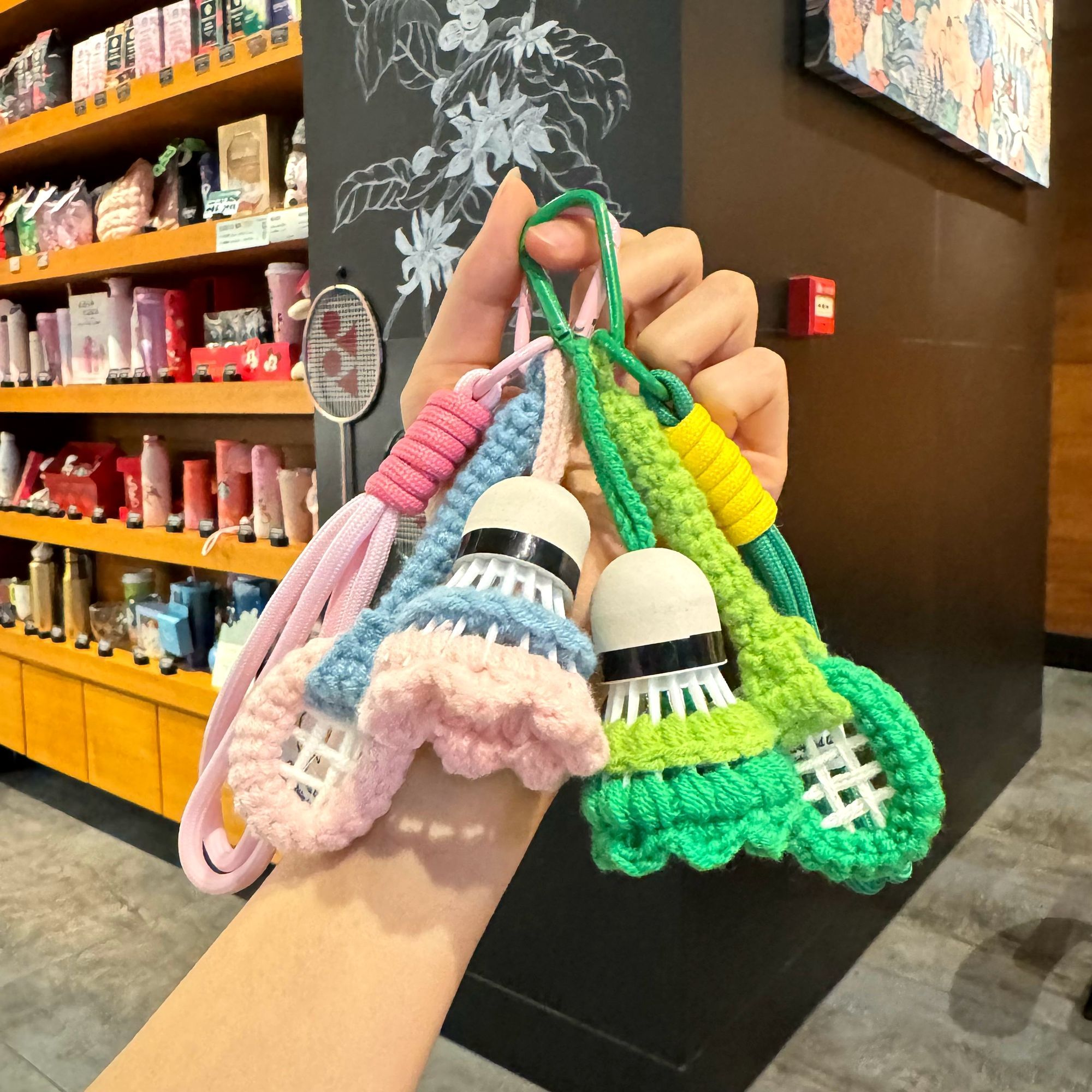 书包挂件高级感小众针织羽毛球拍挂件粉色少女设计适配男生情侣款