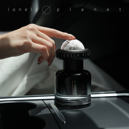 bbdd车载香氛汽车座式香水车内杯架孤独星球香薰居家摆件栀子花香