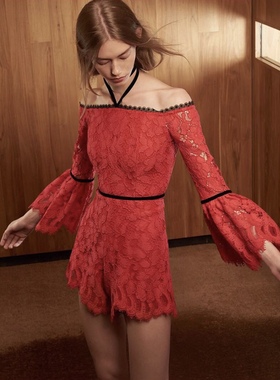 美系轻奢@lexis $550 LAYLA 红色一字肩高腰钟形袖蕾丝连体短裤