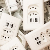 3A快充家用墙壁插座开关面板2USB手机充电插座乌拉圭巴西开关插座