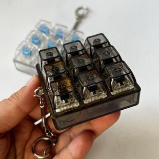 九宫格创意挂件解压按键钥匙扣减压神器玩具发光机械键盘试轴器