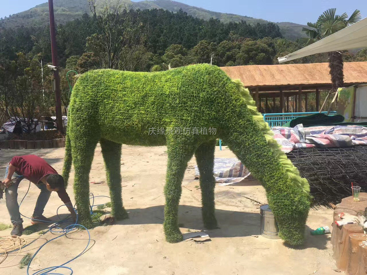 仿真绿植马绿雕大型公园景观摆示落地家草人造绿植绿雕马雕像