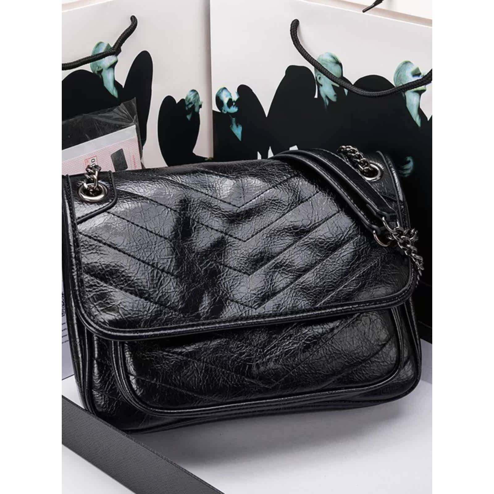 潮牌新款真皮斜挎包包女时尚百搭单肩包褶皱邮差包小众休闲炼条包