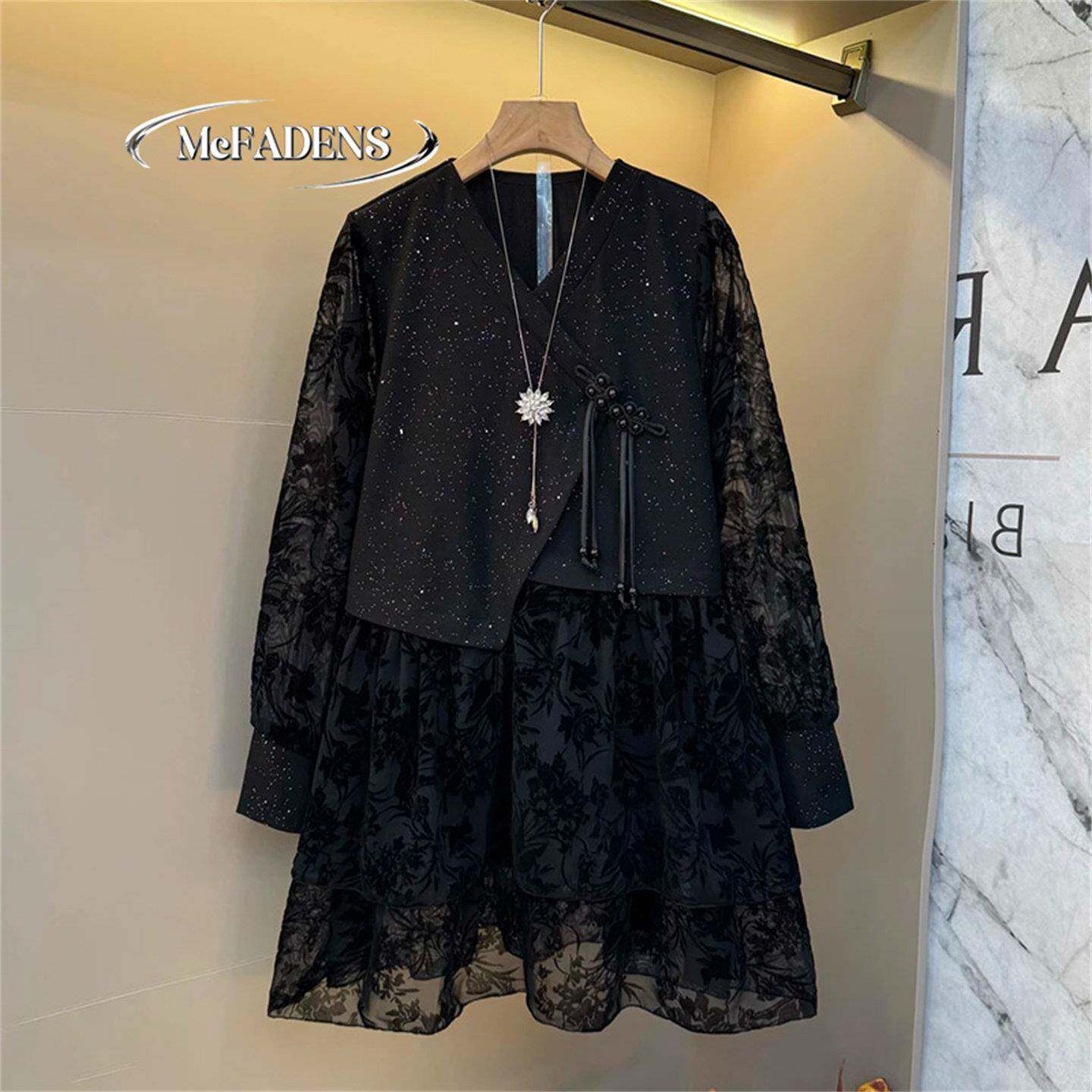 香港胖妹妹大码女装国风盘扣不对称设计早春新款蕾丝镂空拼接上衣