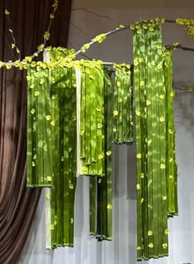 橱窗造景绿色丝带挂饰春季美陈