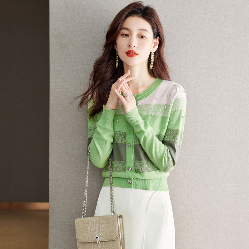 早春秋季2024新款女小香风羊毛开衫毛衣外套薄款绿色条纹针织上衣