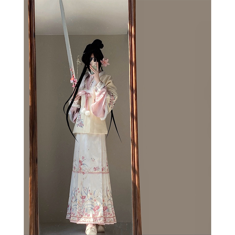 汉服女刺绣明制合领披袄交领琵琶袖拜年服秋冬加绒加厚国风套装