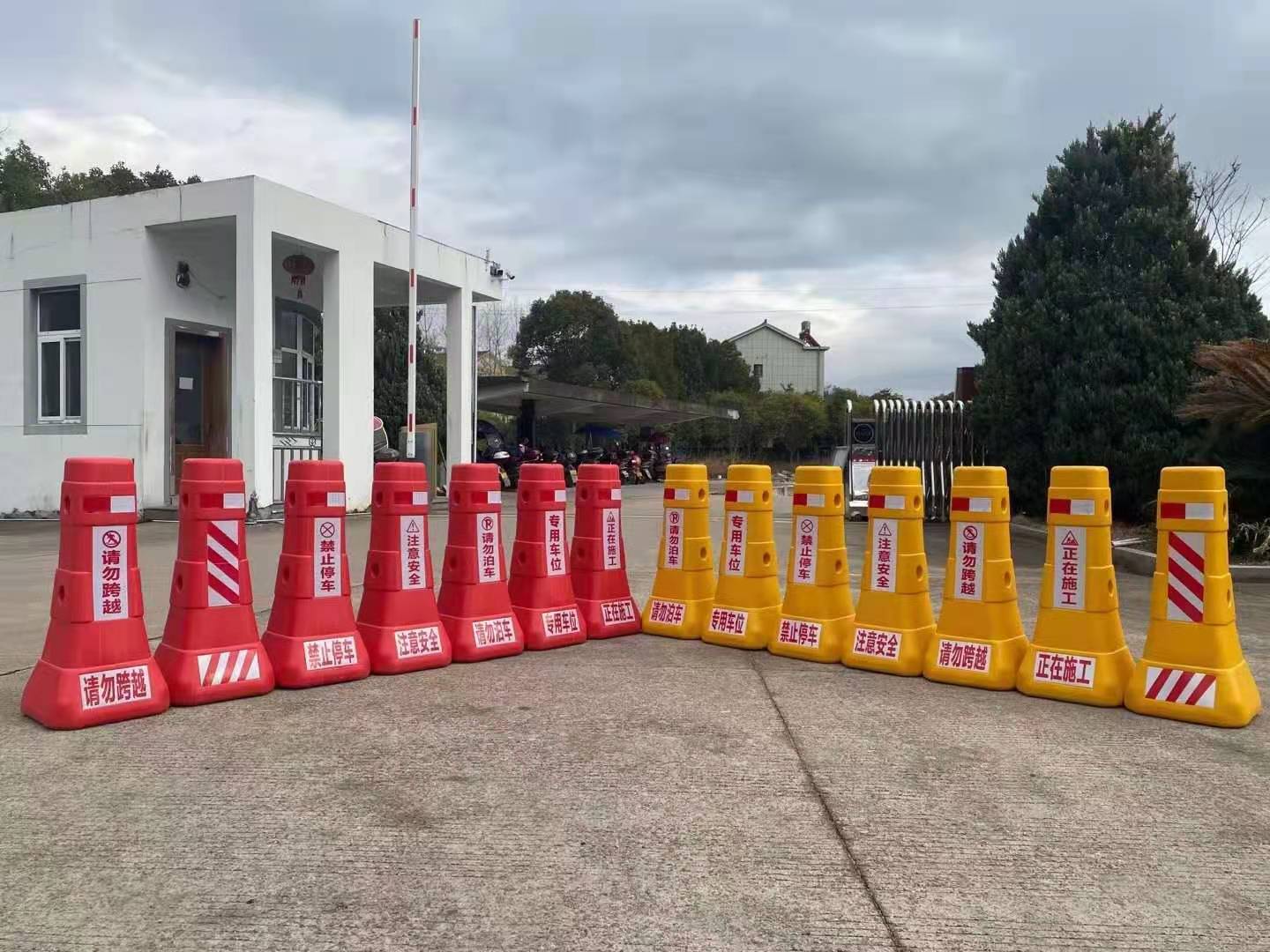 防护一体式黄色路锥小水马隔离墩