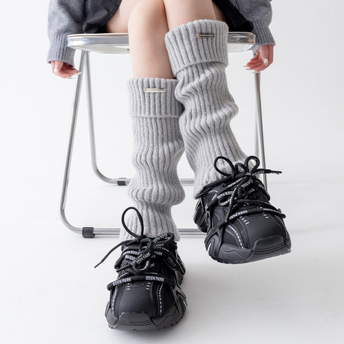 金属标堆堆袜套配雪地靴