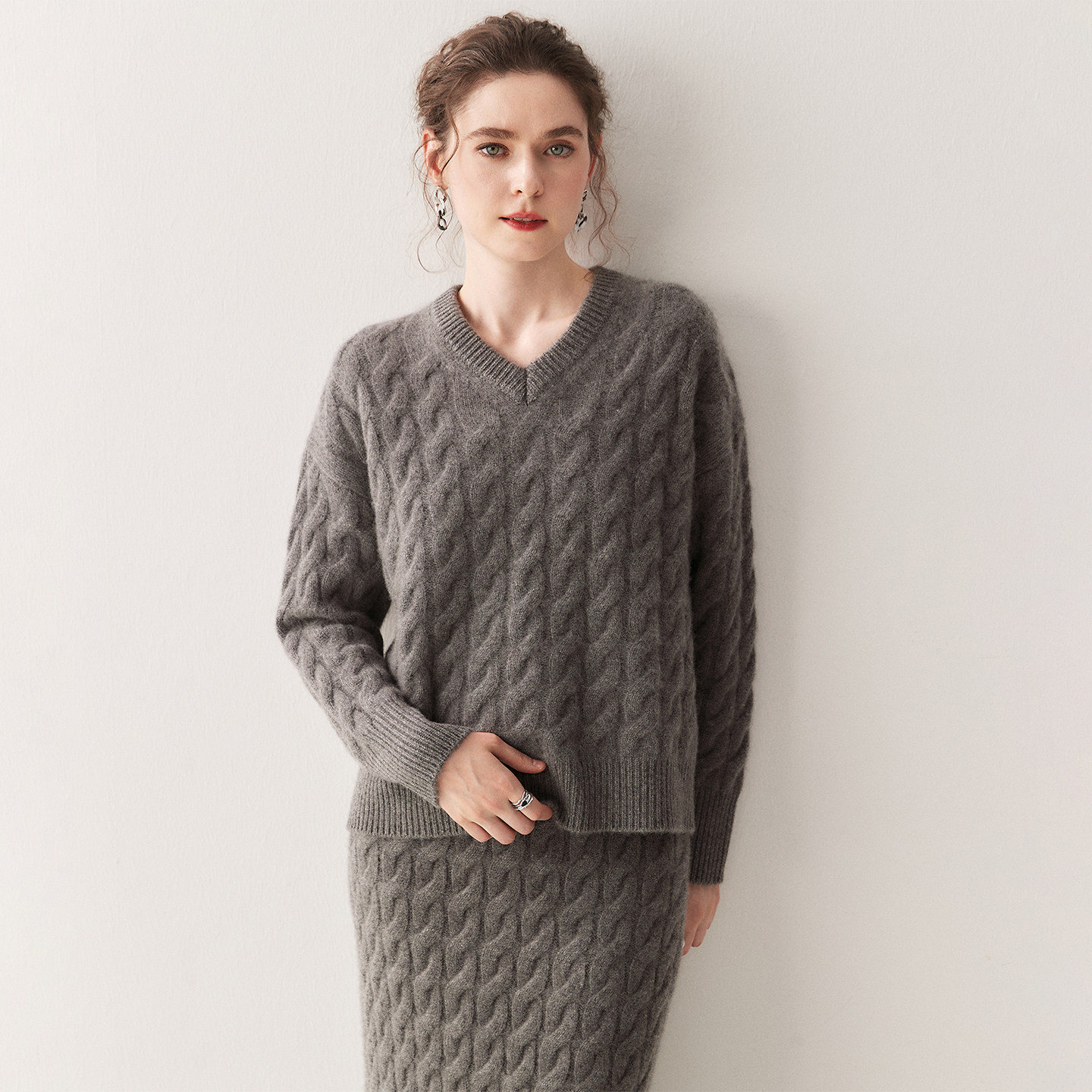 2025秋冬新款山羊绒套装女V领宽松慵懒风麻花毛衣时尚针织半身裙