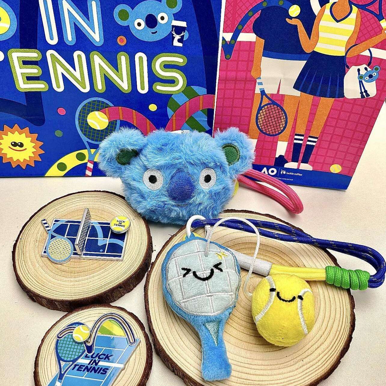 瑞幸澳网考拉公仔联名周边网球书包包挂件玩偶冰箱贴限定制伴手礼,模玩/动漫/周边/娃圈三坑/桌游,动漫挂件/文具,淘宝优惠券,粉丝福利购,淘宝优惠卷