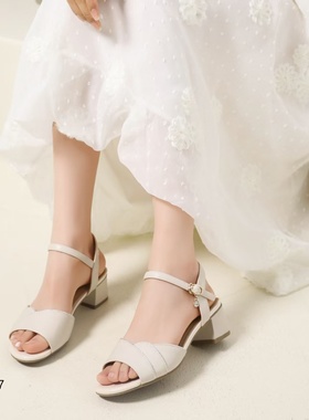 浦发软皮圆带镶钻凉鞋2025夏新款52027一字带扣软底坡跟低跟女鞋