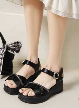 浦发软坡跟中跟2025夏款妈妈凉鞋52026软皮褶皱镶钻一字带贴女鞋