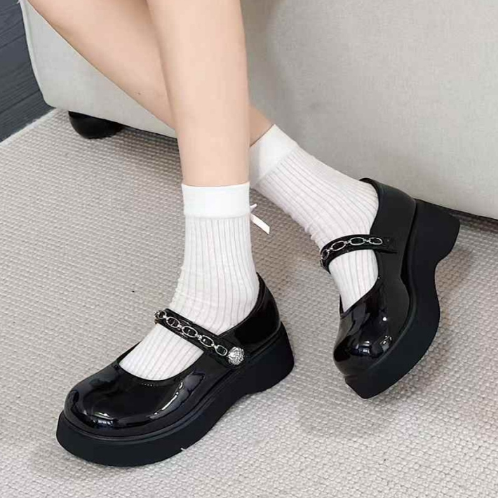 巨日漆皮一字带扣金链单鞋2025春款2613256软厚底中跟娃娃头女鞋