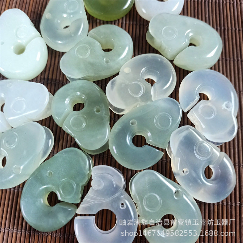 岫岩玉猪龙玉石挂件红山文化天然原石挂件地摊直播小礼品