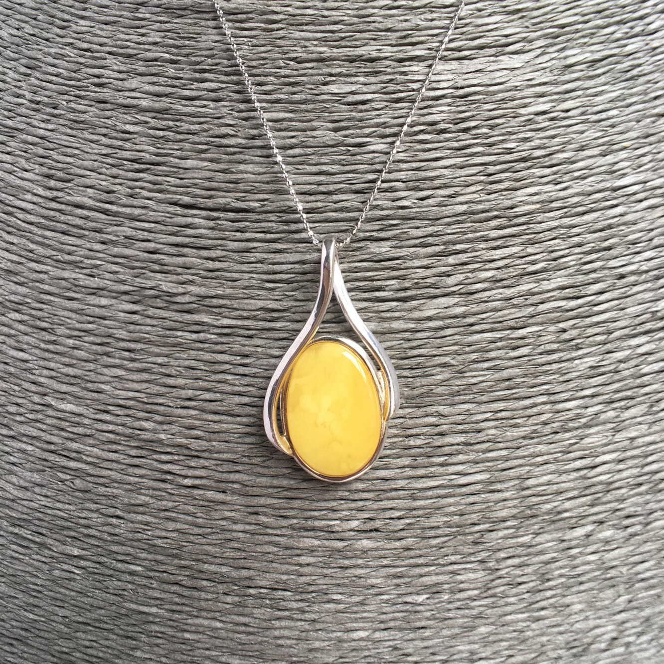 波兰琥珀蜜蜡设计款蛋面吊坠椭圆s925银镶嵌个性百搭气质礼物推荐