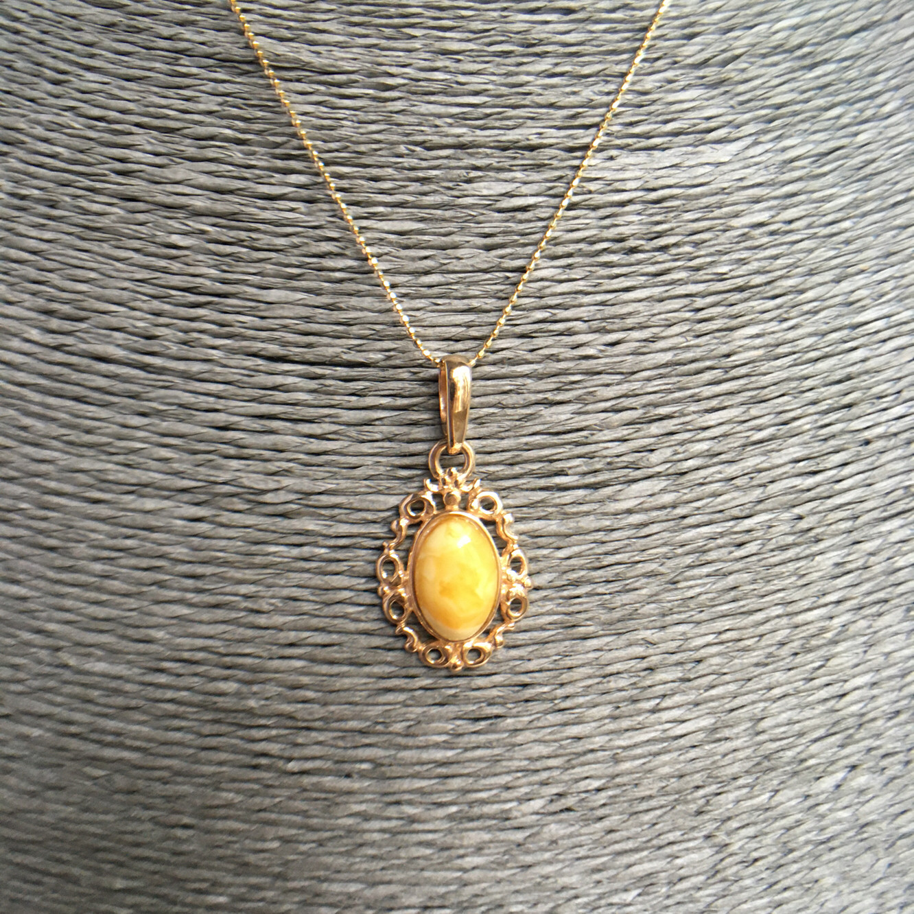 波兰琥珀蜜蜡精致蛋面镂空复古经典吊坠浓白蜡妖花礼物女推荐